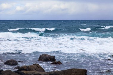 Gökyüzü ve pitoresk bulutlar büyük yükseklikte uçan uçak penceresinden görünümü