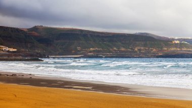 Gökyüzü ve pitoresk bulutlar büyük yükseklikte uçan uçak penceresinden görünümü