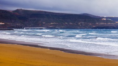 Las Palmas de Gran Canaria, İspanya, 6 Ocak 2018 üzerinde. Kış Güneşi Playa de Las Canteras beach Atlantik Okyanusu kıyısında ışıklar..