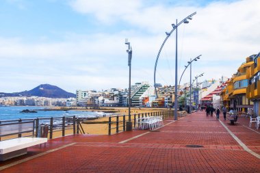 Las Palmas de Gran Canaria, İspanya, 6 Ocak 2018 üzerinde. Kış Güneşi Playa de Las Canteras beach Atlantik Okyanusu ve güzel dolgu banka üzerinde ışıklar.