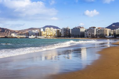 Las Palmas de Gran Canaria, İspanya, 6 Ocak 2018 üzerinde. Kış Güneşi Playa de Las Canteras beach Atlantik Okyanusu ve güzel dolgu banka üzerinde ışıklar.