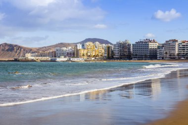 Las Palmas de Gran Canaria, İspanya, 6 Ocak 2018 üzerinde. Kış Güneşi Playa de Las Canteras beach Atlantik Okyanusu ve güzel dolgu banka üzerinde ışıklar.