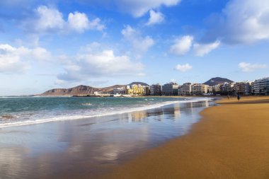 Las Palmas de Gran Canaria, İspanya, 6 Ocak 2018 üzerinde. Kış Güneşi Playa de Las Canteras beach Atlantik Okyanusu ve güzel dolgu banka üzerinde ışıklar.