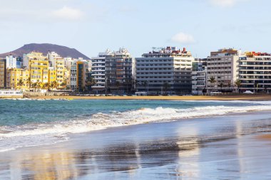 Las Palmas de Gran Canaria, İspanya, 6 Ocak 2018 üzerinde. Kış Güneşi Playa de Las Canteras beach Atlantik Okyanusu ve güzel dolgu banka üzerinde ışıklar.