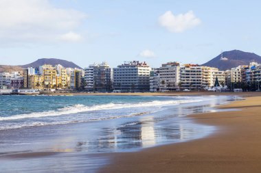 Las Palmas de Gran Canaria, İspanya, 6 Ocak 2018 üzerinde. Kış Güneşi Playa de Las Canteras beach Atlantik Okyanusu ve güzel dolgu banka üzerinde ışıklar.