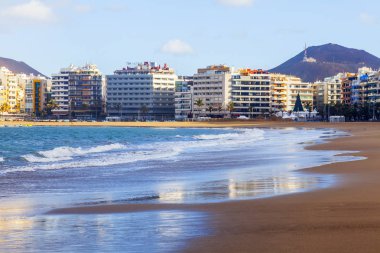 Las Palmas de Gran Canaria, İspanya, 6 Ocak 2018 üzerinde. Kış Güneşi Playa de Las Canteras beach Atlantik Okyanusu ve güzel dolgu banka üzerinde ışıklar.