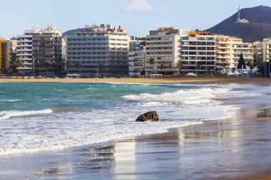 Las Palmas de Gran Canaria, İspanya, 6 Ocak 2018 üzerinde. Kış Güneşi Playa de Las Canteras beach Atlantik Okyanusu ve güzel dolgu banka üzerinde ışıklar.