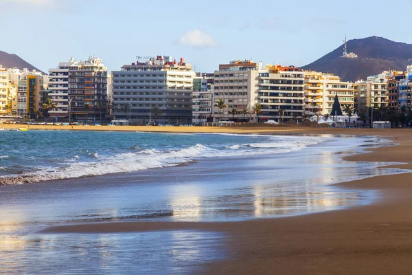 Las Palmas de Gran Canaria, İspanya, 6 Ocak 2018 üzerinde. Kış Güneşi Playa de Las Canteras beach Atlantik Okyanusu ve güzel dolgu banka üzerinde ışıklar.