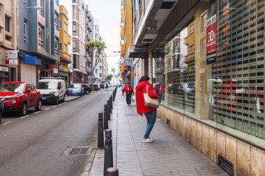 Las Palmas de Gran Canaria, İspanya, 5 Ocak 2018 üzerinde. Modern binalar mimari kompleks sokağın adalar adalar için tipik olun. Kadın dükkanın bir gösteri-pencere görünüyor