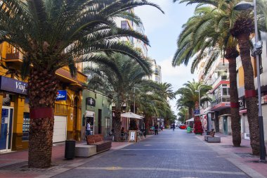 Las Palmas de Gran Canaria, İspanya, 5 Ocak 2018 üzerinde. Modern binalar mimari kompleks sokağın adalar adalar için tipik yapmak.