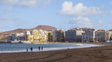 Las Palmas de Gran Canaria, İspanya, 6 Ocak 2018 üzerinde. Kış Playa de Las Canteras beach Atlantik Okyanusu ve Uzaktan güzel dolgu kıyısında bilir. 