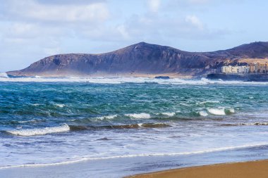 Atlantik Okyanusu Körfezi sahilinde pitoresk sörf