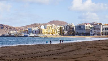 Las Palmas de Gran Canaria, İspanya, 6 Ocak 2018 üzerinde. Kış Playa de Las Canteras beach Atlantik Okyanusu ve Uzaktan güzel dolgu kıyısında bilir. 
