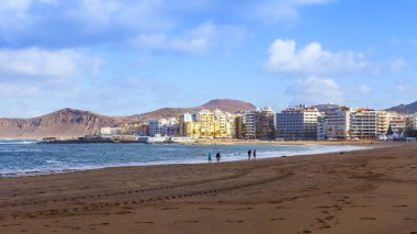 Las Palmas de Gran Canaria, İspanya, 6 Ocak 2018 üzerinde. Kış Playa de Las Canteras beach Atlantik Okyanusu ve Uzaktan güzel dolgu kıyısında bilir. 