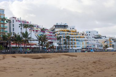 Las Palmas de Gran Canaria, İspanya, 6 Ocak 2018 üzerinde. Kış Playa de Las Canteras beach Atlantik Okyanusu ve Uzaktan güzel dolgu kıyısında bilir. 