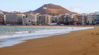 Las Palmas de Gran Canaria, İspanya, 6 Ocak 2018 üzerinde. Kış Playa de Las Canteras beach Atlantik Okyanusu ve Uzaktan güzel dolgu kıyısında bilir. 