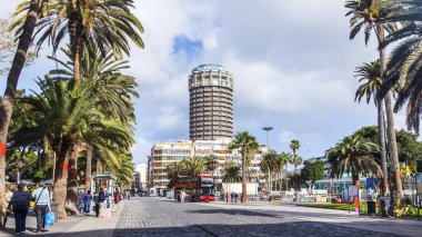 Las Palmas de Gran Canaria, İspanya, 5 Ocak 2018 üzerinde. Modern binalar mimari kompleks sokağın adalar adalar için tipik yapmak. 
