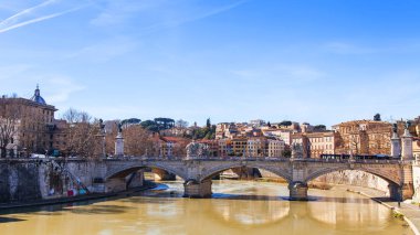 Roma, İtalya, 7 Mart 2017. Victor Emmanuil II Köprüsü Tiber Nehri aracılığıyla bir görünümü