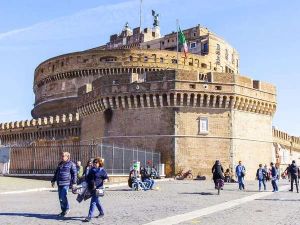 Rome Itália Março 2017 Turistas Caminham Perto Castel Sant Angelo — Fotografia de Stock