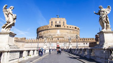 Roma, İtalya, 7 Mart 2017. Castel Sant'Angelo (Adrian'ın Türbesi turist yürümek)