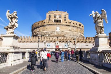 Roma, İtalya, 7 Mart 2017. Castel Sant'Angelo (Adrian'ın Türbesi turist yürümek)
