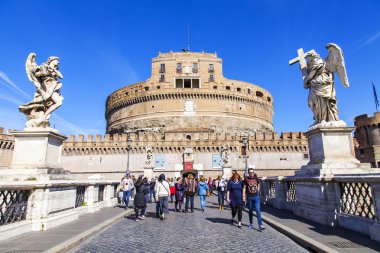 Roma, İtalya, 7 Mart 2017. Castel Sant'Angelo (Adrian'ın Türbesi turist yürümek)