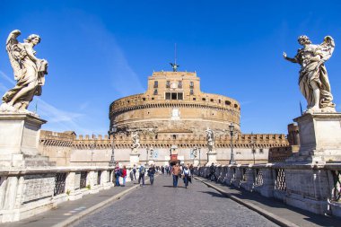 Roma, İtalya, 7 Mart 2017. Castel Sant'Angelo (Adrian'ın Türbesi turist yürümek)