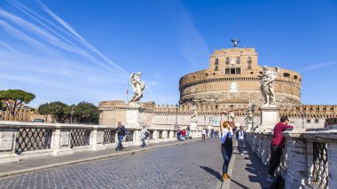 Roma, İtalya, 7 Mart 2017. Castel Sant'Angelo (Adrian'ın Türbesi turist yürümek)