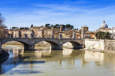 Roma, İtalya, 7 Mart 2017. Victor Emmanuil II Köprüsü Tiber Nehri aracılığıyla bir görünümü