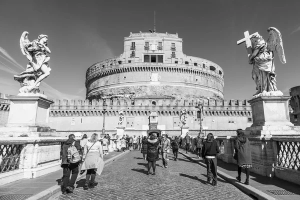 Roma Italia Marzo 2017 Turistas Caminan Cerca Castel Sant Angelo — Foto de Stock