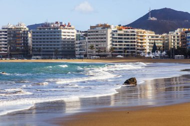 Las Palmas de Gran Canaria, İspanya, 6 Ocak 2018 üzerinde. Kış Playa de Las Canteras beach Atlantik Okyanusu ve Uzaktan güzel dolgu kıyısında bilir. 