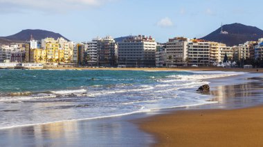 Las Palmas de Gran Canaria, İspanya, 6 Ocak 2018 üzerinde. Kış Playa de Las Canteras beach Atlantik Okyanusu ve Uzaktan güzel dolgu kıyısında bilir. 