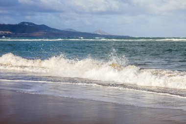 Atlantik Okyanusu Körfezi sahilinde pitoresk sörf