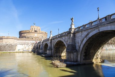 Roma, İtalya, 7 Mart 2017. Aynı adı taşıyan kilit iletken Ponte Sant'Angelo bir görünümünü