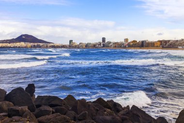 Las Palmas de Gran Canaria, İspanya, 6 Ocak 2018 üzerinde. Uzaktan bir sörf ada ve güzel dolgu hattı kış bilir