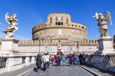 Roma, İtalya, 7 Mart 2017. Castel Sant'Angelo (Adrian'ın Türbesi turist yürümek)
