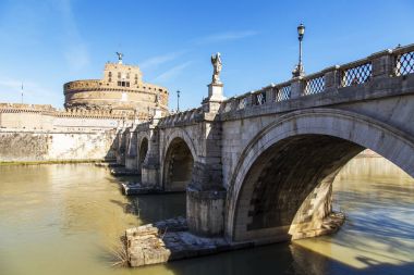 Roma, İtalya, 7 Mart 2017. Aynı adı taşıyan kilit iletken Ponte Sant'Angelo bir görünümünü
