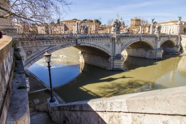 Roma, İtalya, 7 Mart 2017. Tiber Nehri ve Victor Emmanuil II köprü nehir bankalar Tiber bağlayan bir görünüm