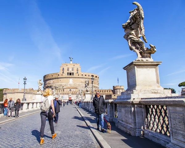 Rome Itália Março 2017 Turistas Caminham Perto Castel Sant Angelo — Fotografia de Stock