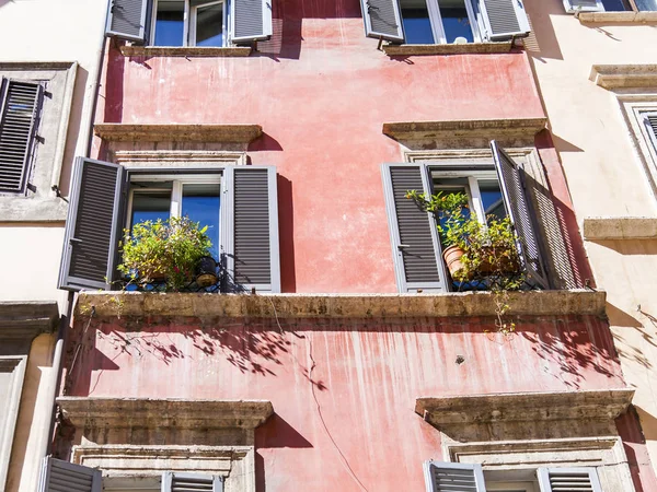 ローマ イタリア 2017 太陽の光のダウンタウンとその典型的な装飾の建物のファサード — ストック写真