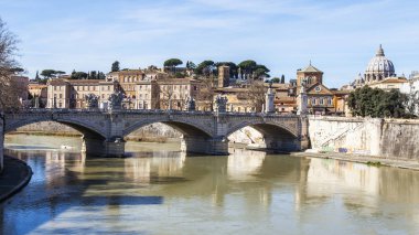 Roma, İtalya, 7 Mart 2017. Tiber Nehri ve Victor Emmanuil II köprü nehir bankalar Tiber bağlayan bir görünüm