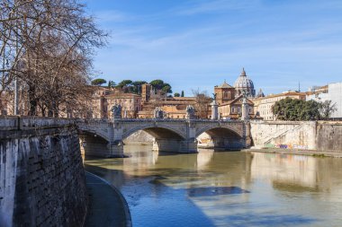 Roma, İtalya, 7 Mart 2017. Tiber Nehri ve Victor Emmanuil II köprü nehir bankalar Tiber bağlayan bir görünüm