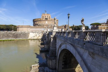 Roma, İtalya, 7 Mart 2017. Aynı adı taşıyan kilit iletken Ponte Sant'Angelo bir görünümünü