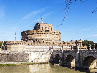 Roma, İtalya, 7 Mart 2017. Aynı adı taşıyan kilit iletken Ponte Sant'Angelo bir görünümünü