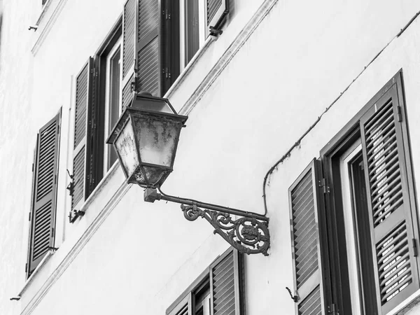 Řím Itálie Března 2017 Slunce Svítí Krásné Starodávné Lampy Zdobí — Stock fotografie