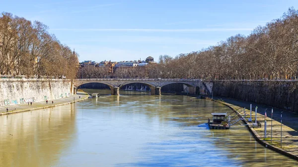 Róma Olaszország Március 2017 Tiberis Folyó Folyóparton Tiberis Összekötő Híd — Stock Fotó