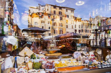 Roma, İtalya, 7 Mart 2017. Tipik İtalyan ürünleri göster penceresinde Shop şehrin tarihsel bir parçası yerleştirilir. Sokağın mimari kompleks cam yansıtılır
