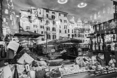Roma, İtalya, 7 Mart 2017. Tipik İtalyan ürünleri göster penceresinde Shop şehrin tarihsel bir parçası yerleştirilir. Sokağın mimari kompleks cam yansıtılır