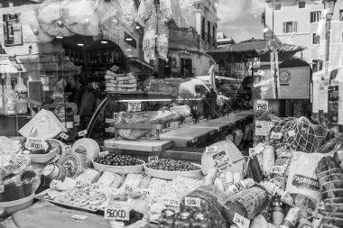 Roma, İtalya, 7 Mart 2017. Tipik İtalyan ürünleri göster penceresinde Shop şehrin tarihsel bir parçası yerleştirilir. Sokağın mimari kompleks cam yansıtılır