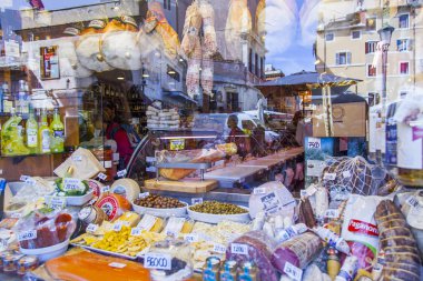 Roma, İtalya, 7 Mart 2017. Tipik İtalyan ürünleri göster penceresinde Shop şehrin tarihsel bir parçası yerleştirilir. Sokağın mimari kompleks cam yansıtılır